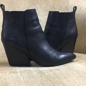 Report Signature Myrna Black booties