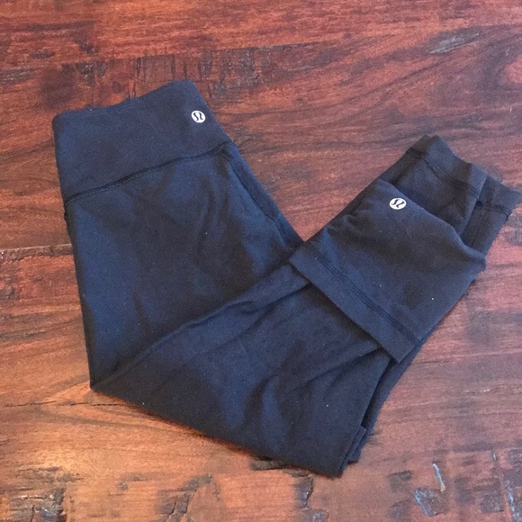Lululemon Wunder Under Crop - size 2 - Picture 2 of 5