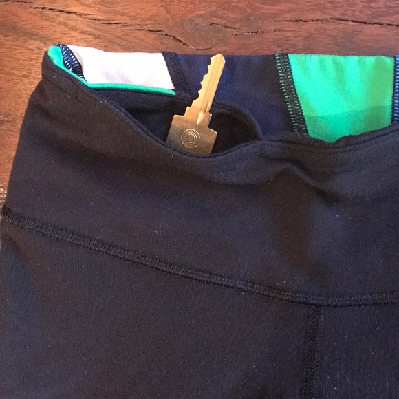 Lululemon Wunder Under Crop - size 2 - Picture 3 of 5
