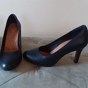 clarks navy blue pumps