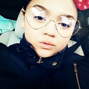 Meet your Posher, Esmeralda