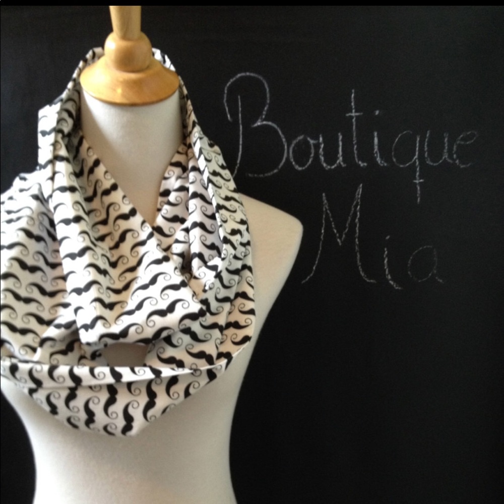 Infinity Scarf Mustache Black/White - Boutique Mia