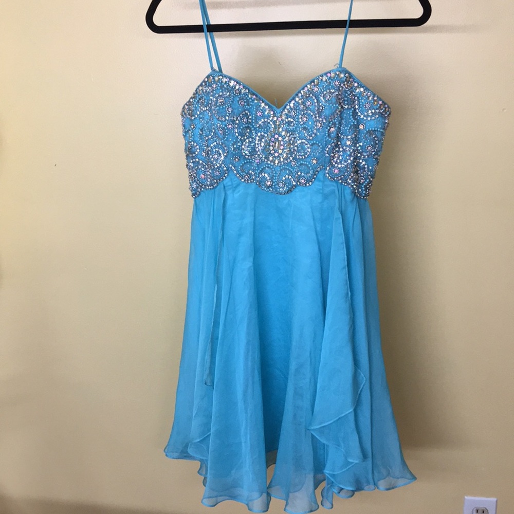 Great little party dress! Size 6