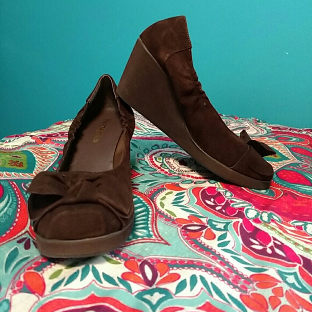 NEW IN BOX RESTRICTED GENUINE BROWN SUEDE WEDGES
