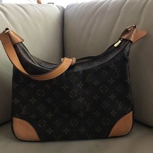 This is a chic shoulder bag,ideal for everyday use