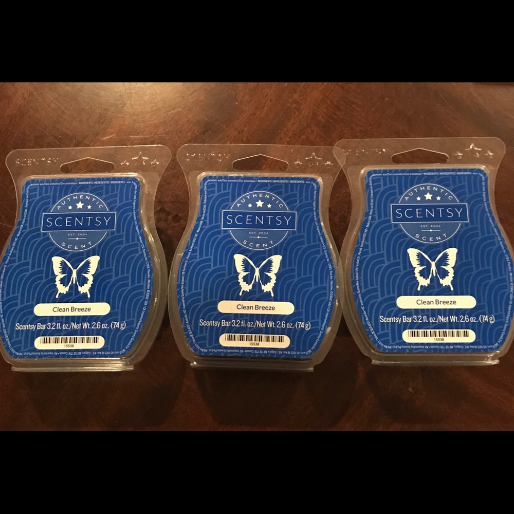 3 PACKAGES OF SCENTSY CLEAN BREEZE WAX MELTERS .