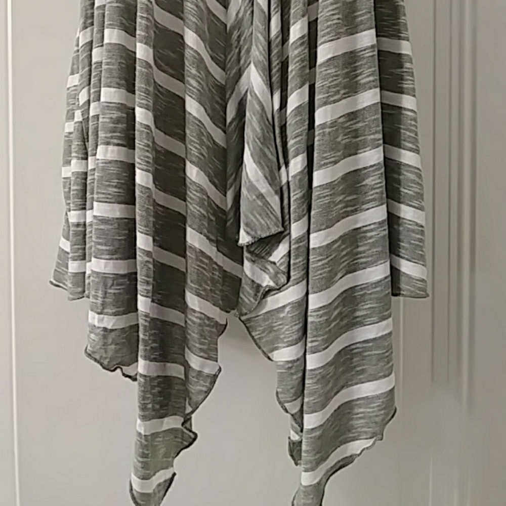 WOMENS TOP SIZE SIZE M/L - Picture 2 of 8
