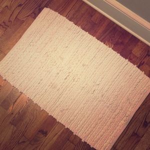 White bathroom rug