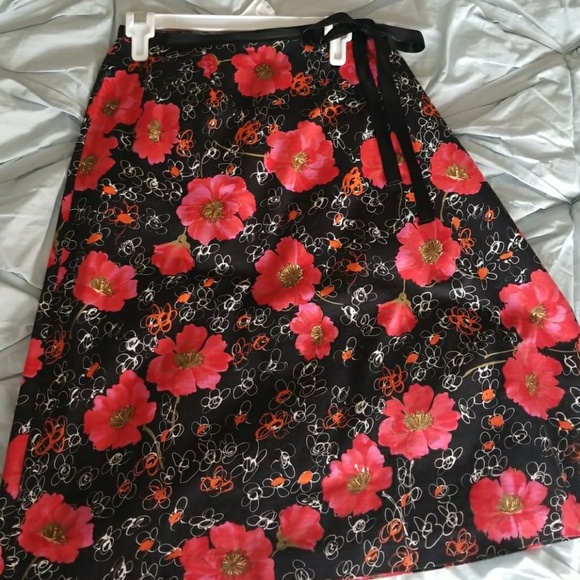 Lapis Dresses & Skirts - 💮Pretty poppy flower skirt