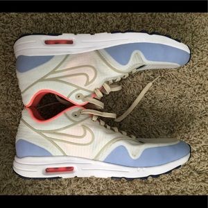 Nike Air tennis shoes! Gently worn!!
