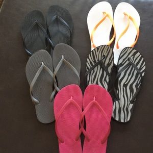 👣FIVE pairs of assorted flip flops👣