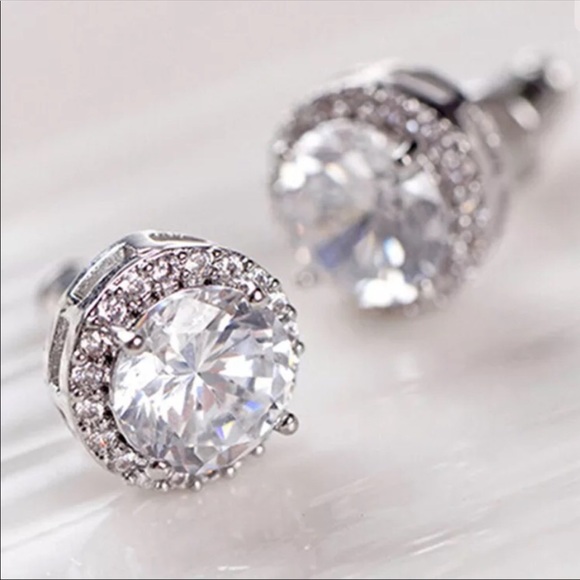 Spectacular Stud Earrings - Picture 6 of 7