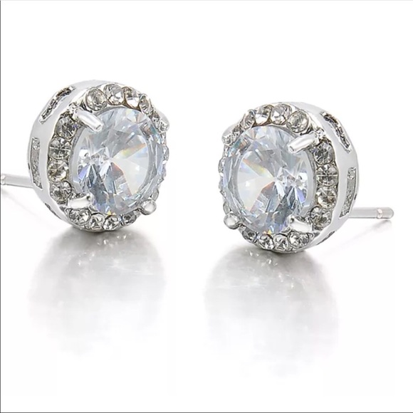 Spectacular Stud Earrings - Picture 4 of 7