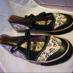 Skechers Flat shoe with Skull pattern size 7.5