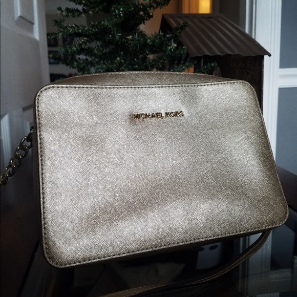 Michael Kors gold crossbody - Picture 1 of 2