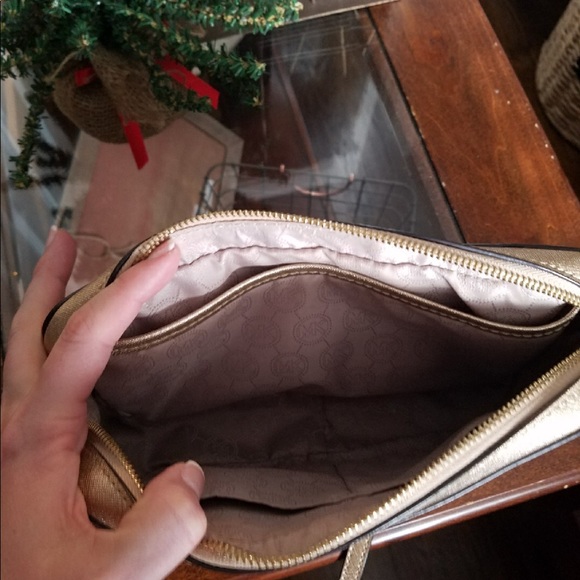 Michael Kors gold crossbody - Picture 2 of 2