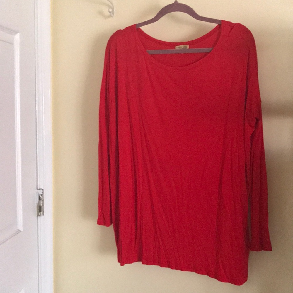 Size medium long sleeve RED Piko!