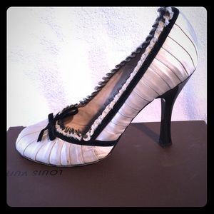 Louis Vuitton Authentic pumps