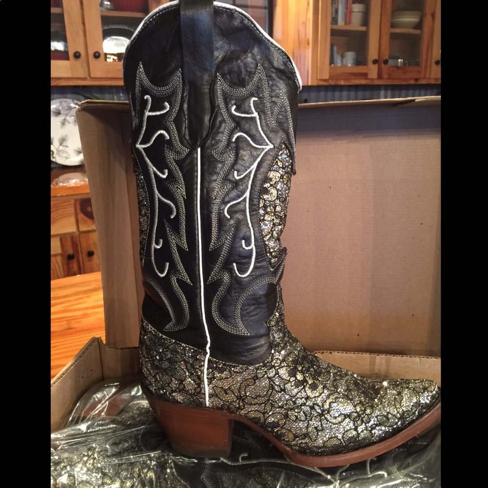EUC embellished cowboy boots