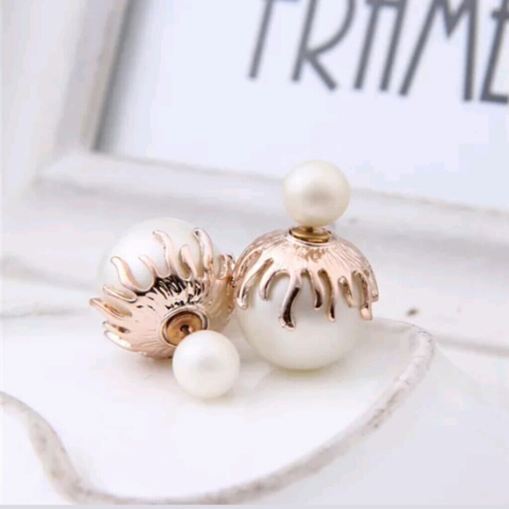 Off White & Gold Resin Stud Earrings