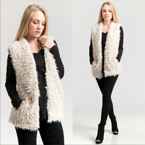 NWT 💥LAST ONE💥 Super Cute Faux Shearing Vest! - Picture 2 of 4