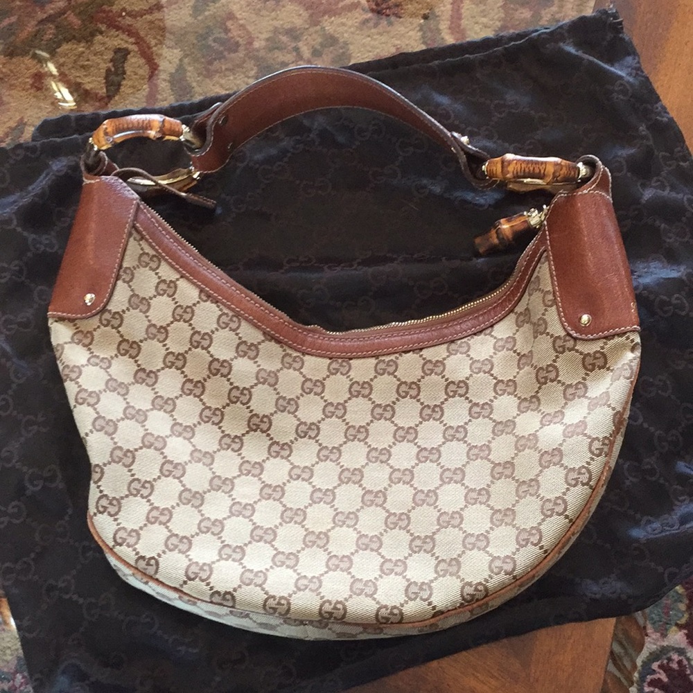 Authentic traditional Gucci purse with dust bag.