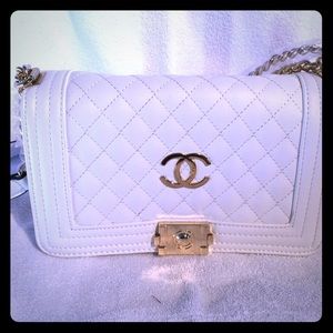 Cream Chanel bag no Auth 10”w x 7”L strap 12”