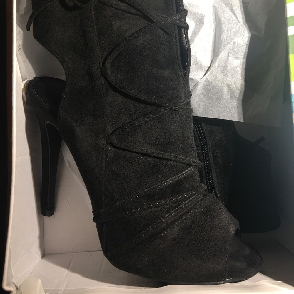 Black tie up one toe boot