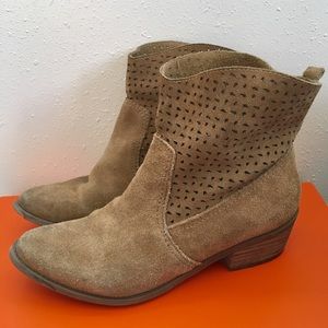 AEO tan suede booties