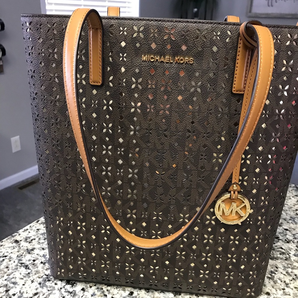 MICHAEL KORS HAYLEY CUTOUT BRN LARGE SIGNATURE BAG