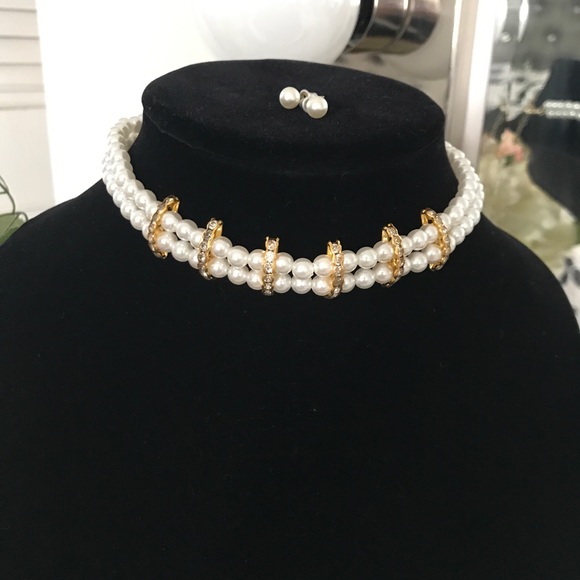 Jewelry - Faux pearls necklace with earrings set