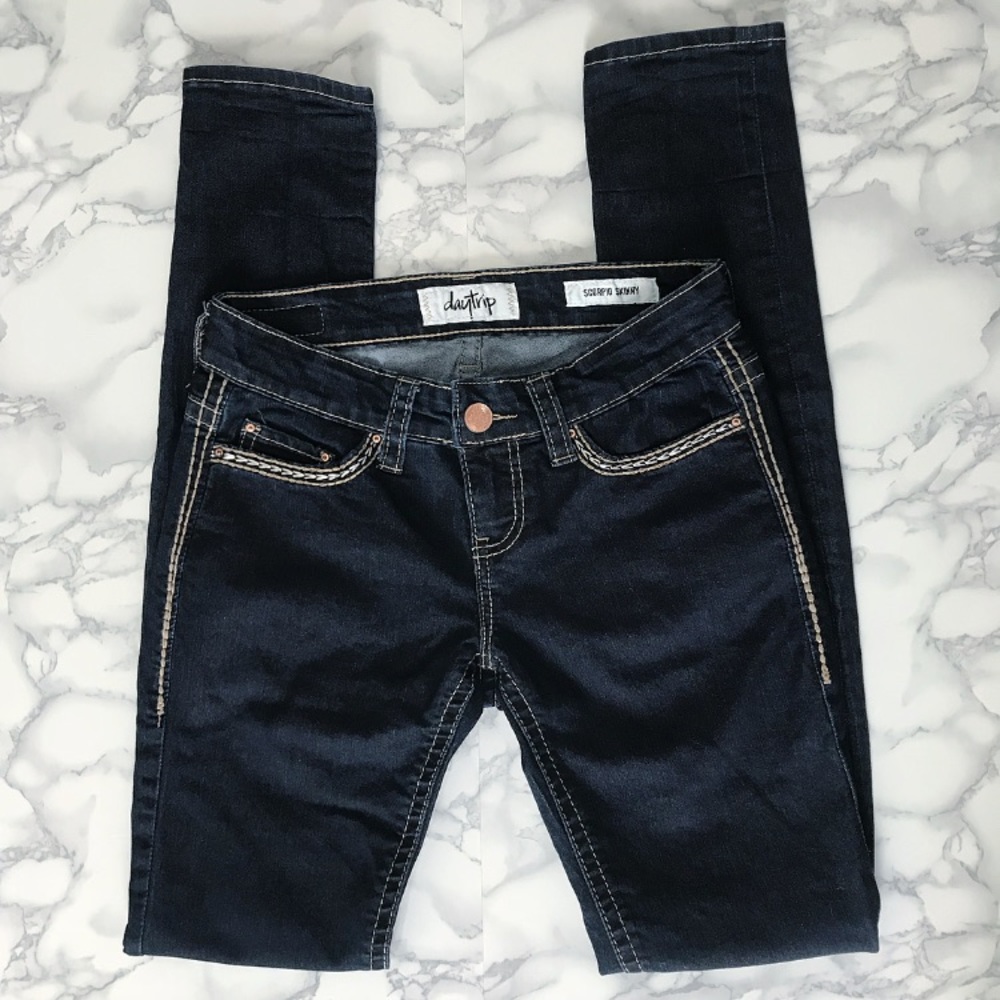 NWOT Buckle Dark Denim Skinny Jeans Day Trip