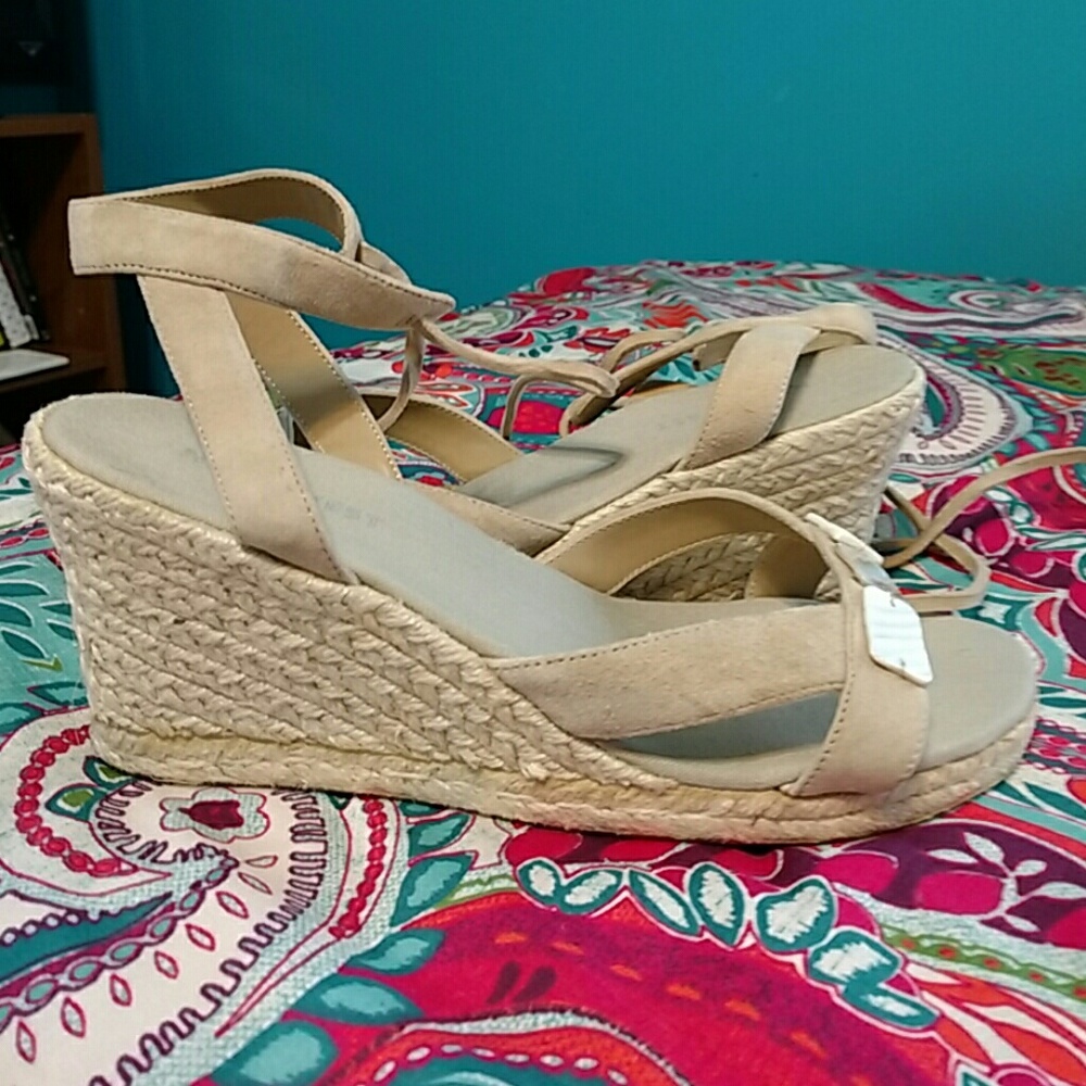 GREAT CONDITION BEAUTIFUL NINE WEST SUEDE SANDALS