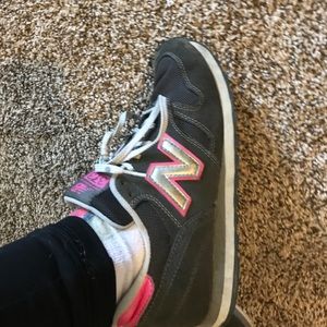 7.5 women's new balance sneakers grey and pink