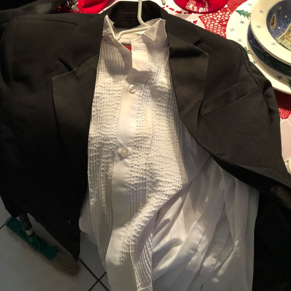 Size 12 little boys tuxedo like new
