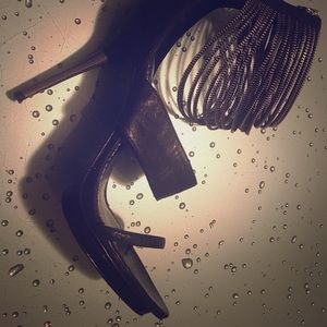 Report signature metal heel