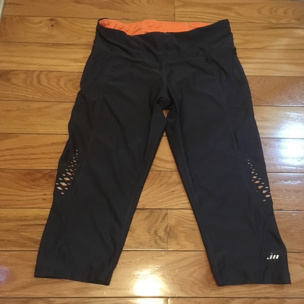 Moisture wicking cropped leggings