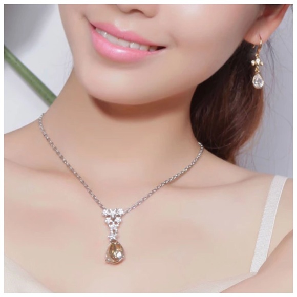 Swarovski Crystals The Baylee Star Necklace - Picture 4 of 6