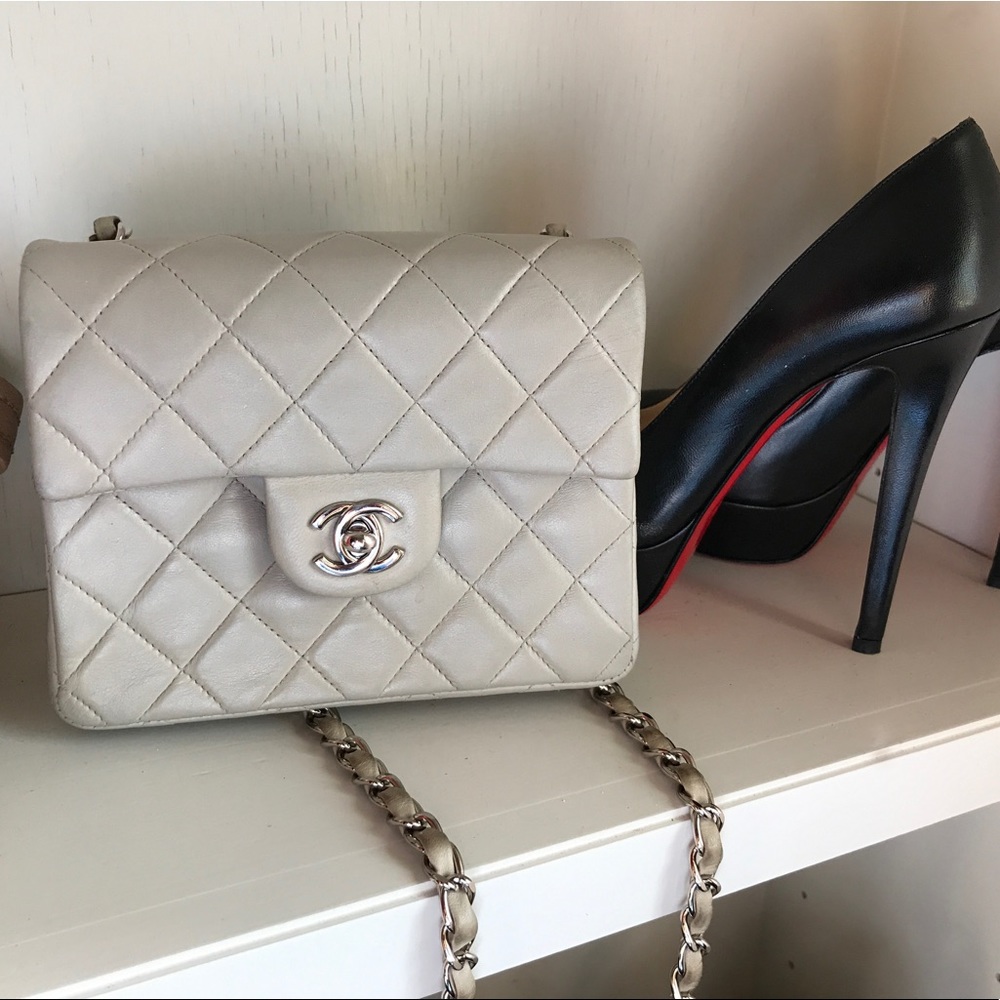 Chanel Lambskin Leather Mini Flap Bag w/chain 💯