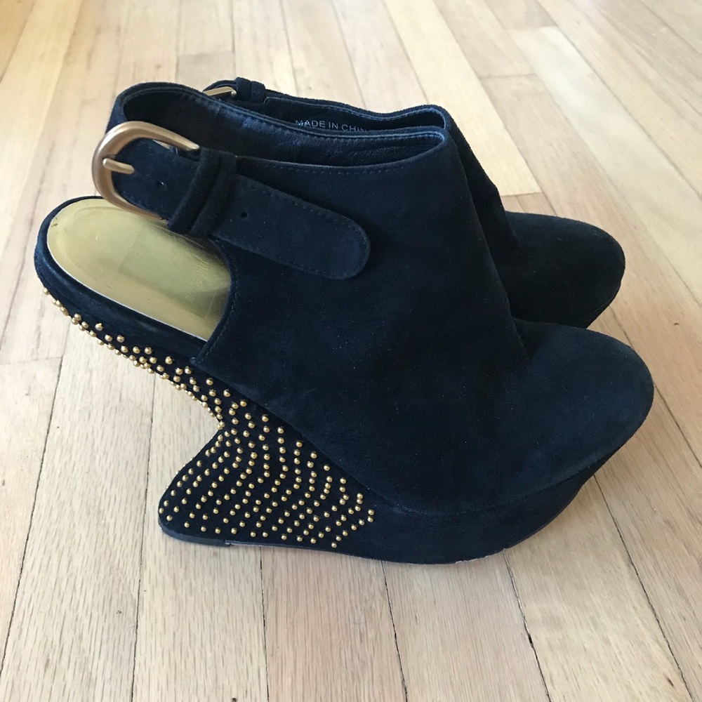 Dolce Vita Suede Wedge w/Gold Detail - Picture 2 of 4
