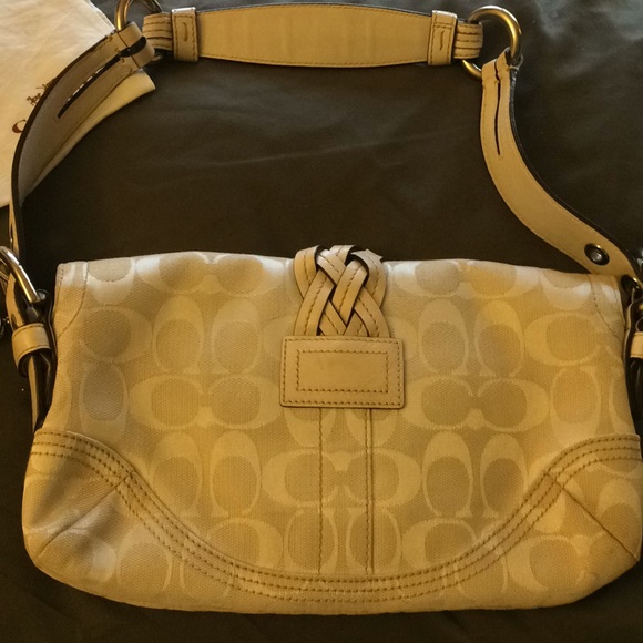 Awesome Coach Purse w/ dust bag amazing condition - Picture 2 of 7