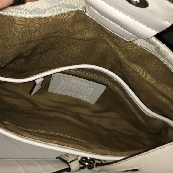 Awesome Coach Purse w/ dust bag amazing condition - Picture 5 of 7