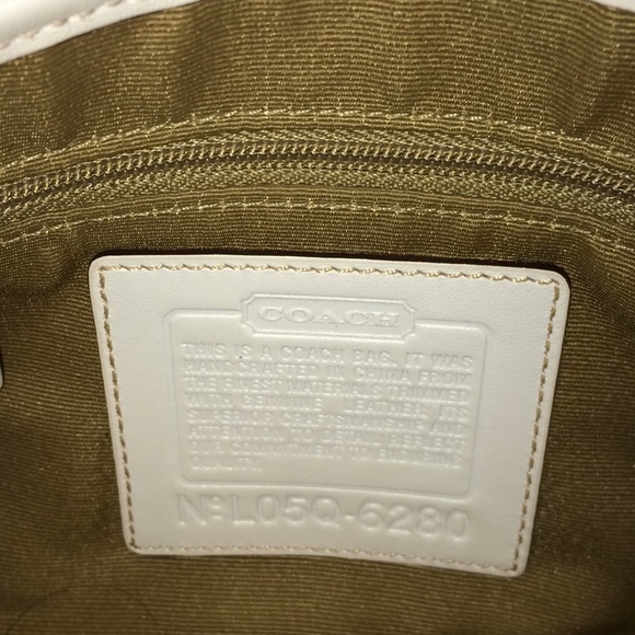 Awesome Coach Purse w/ dust bag amazing condition - Picture 4 of 7