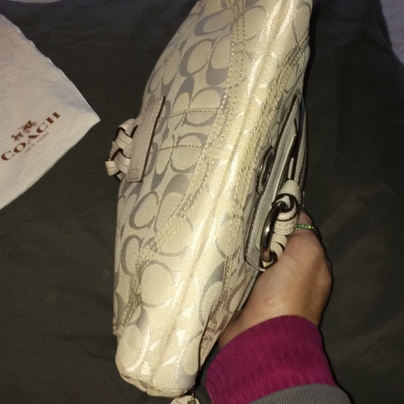 Awesome Coach Purse w/ dust bag amazing condition - Picture 6 of 7