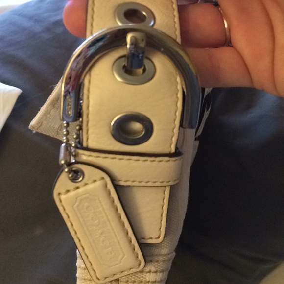 Awesome Coach Purse w/ dust bag amazing condition - Picture 7 of 7