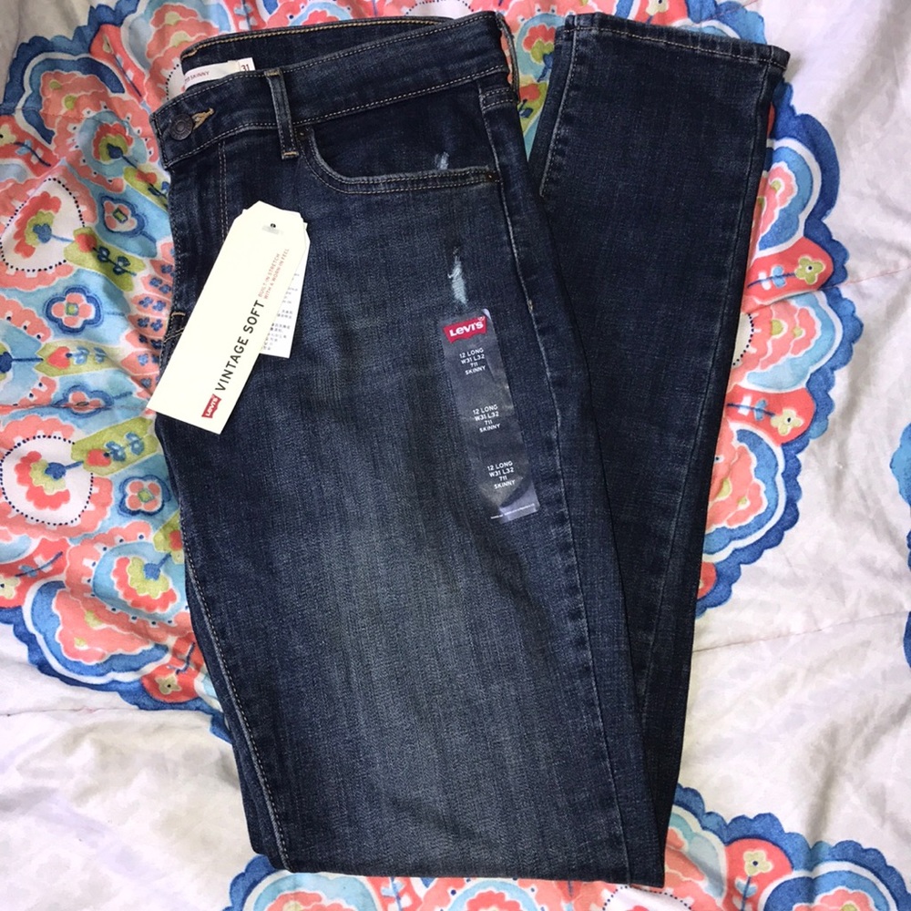 medium wash levi’s
