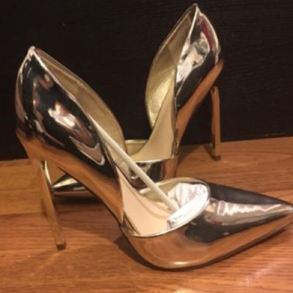 Gold heels !!!! - Picture 1 of 3