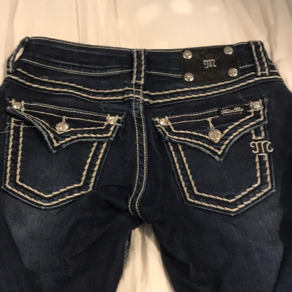 Miss Me jeans threaded simple pocket design.