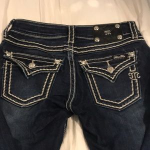 Miss Me jeans threaded simple pocket design.