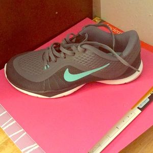 Nike women's shoes size 6 1/2